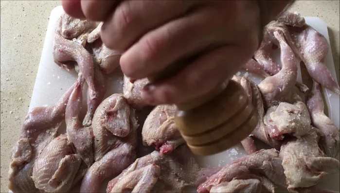 Cuando la cebolla esté transparente, añadir las codornices a la cazuela y dejar que se doren por ambos lados.