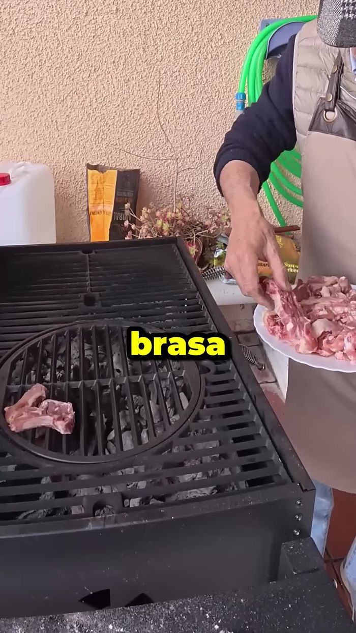 Corta las chuletas de chivo. (Puedes ver el corte en el vídeo)