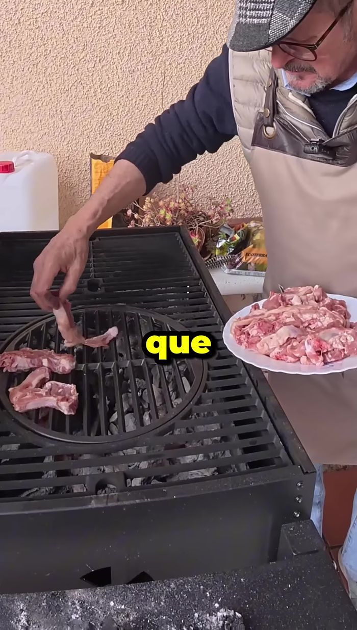 Coloca las chuletas en la brasa caliente.