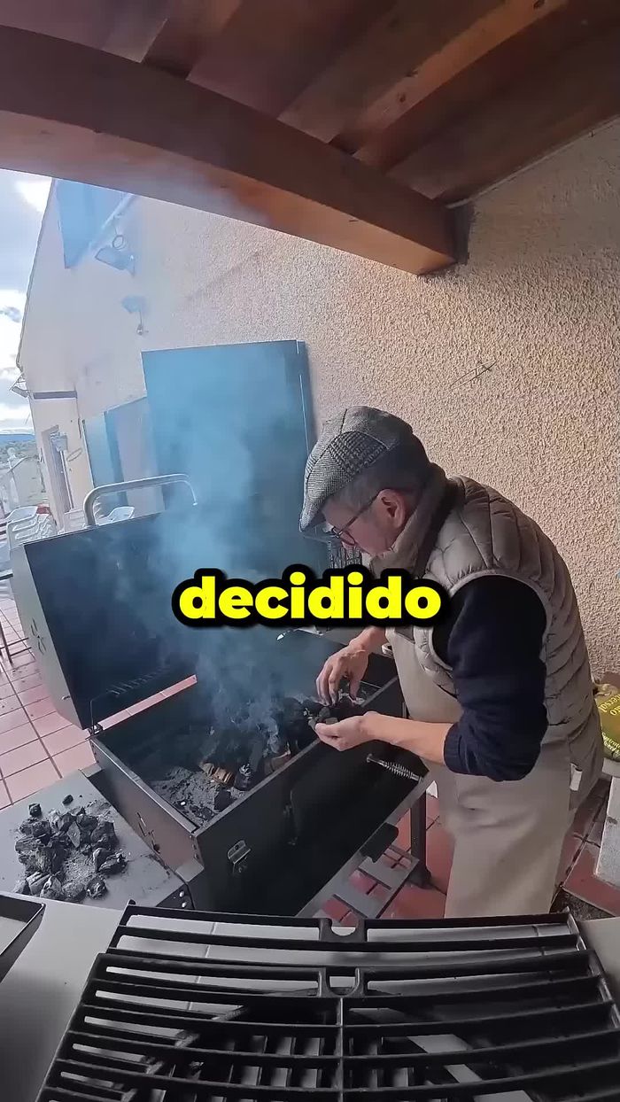 Sazona las chuletas con sal al gusto.