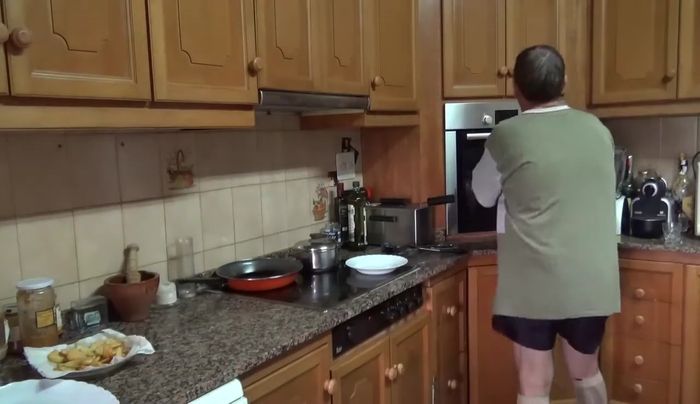 Emplatar las paletillas con las patatas fritas y un poco del jugo de cocción.