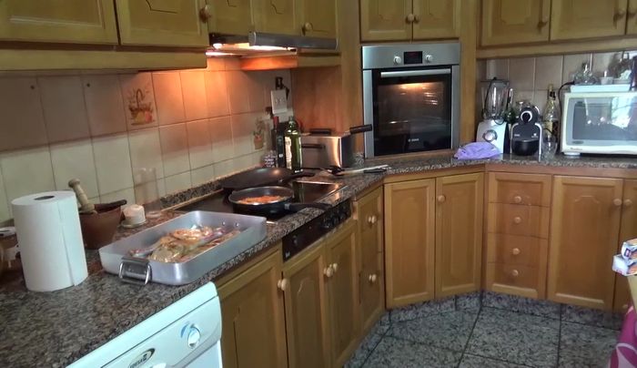 Sofreír la cebolla y los ajos en una sartén con aceite de oliva.
