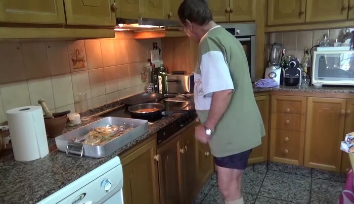Colocar las paletillas de cabrito en una bandeja para horno.