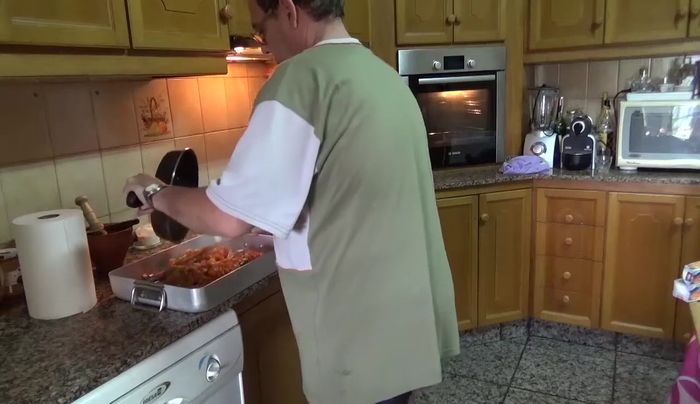 Añadir una botella de cava sobre las paletillas.