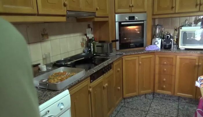 Agregar agua a la bandeja, cubriendo parcialmente las paletillas.