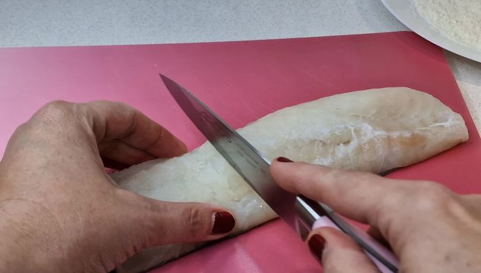 Cortar el lomo de bacalao en porciones de 4-5 cm de grosor. [29]