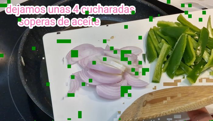 En el mismo aceite, sofreír la cebolla morada y el pimiento italiano cortados en juliana fina, con una pizca de sal, durante 5 minutos. [70.56]