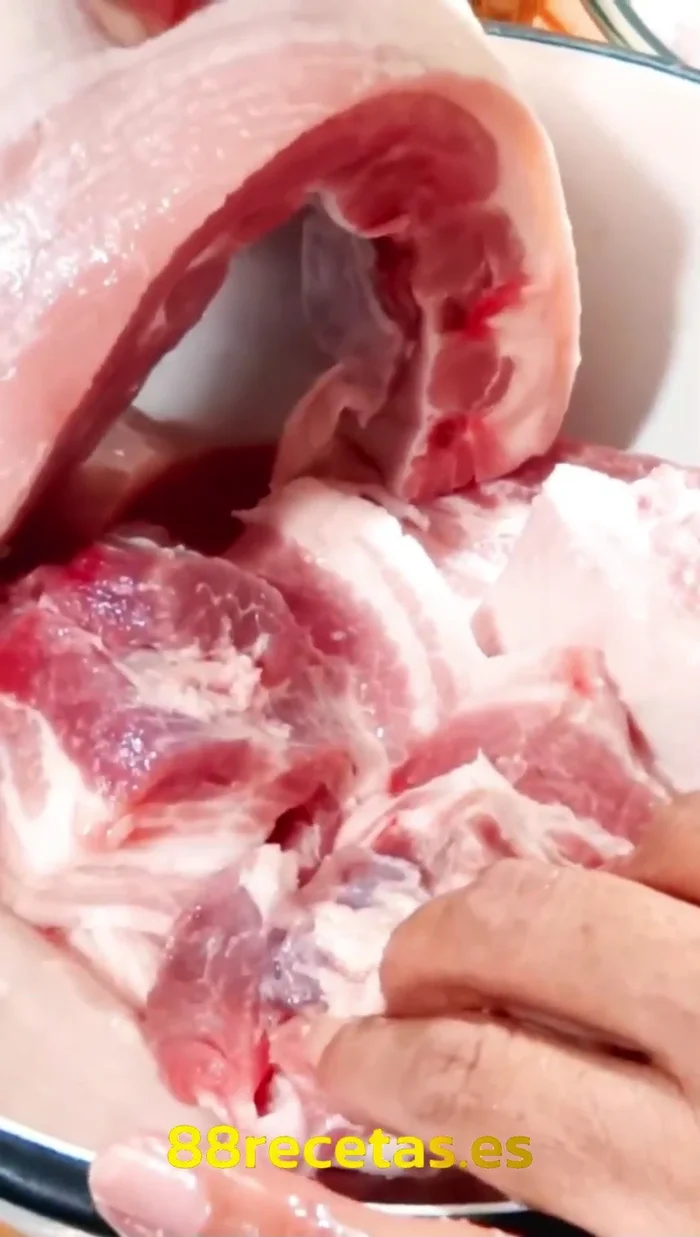 Colocar los trozos de cerdo en dos ollas. [165.12]
