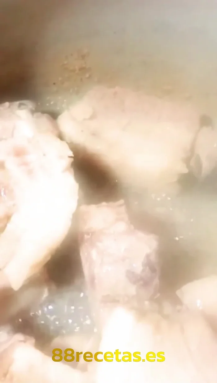 Retirar del fuego una vez que los chicharrones estén dorados y crujientes. [463.72]