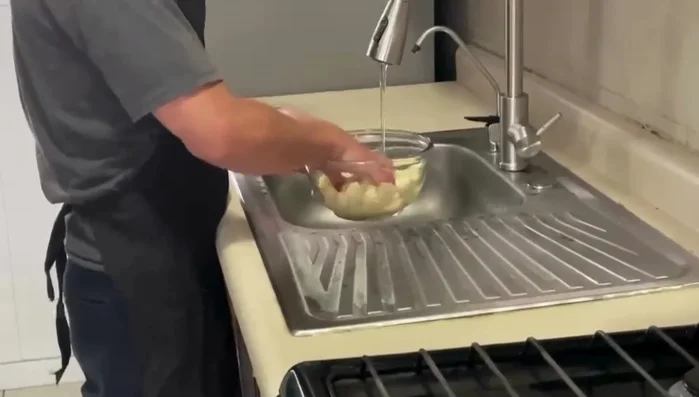 Remojar las papas en cubos.