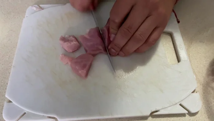 Freír la carne de cerdo hasta que selle y se dore ligeramente.