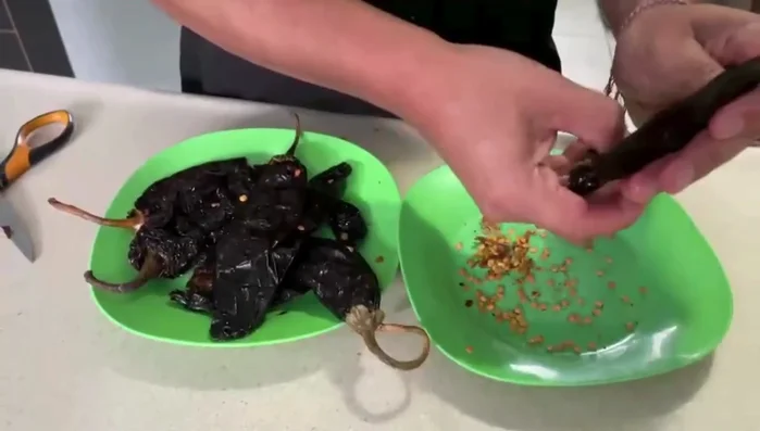 Desvenar los chiles pasilla y ancho (opcional).