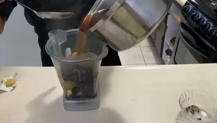 Agregar el caldito de la cocción de los chiles a la licuadora.