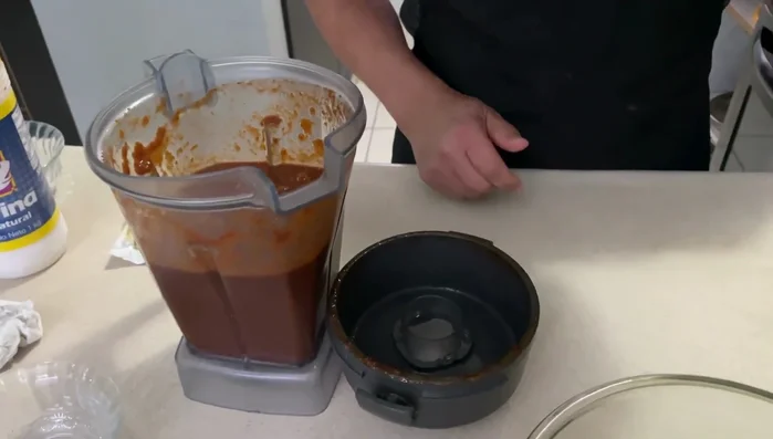 Agregar la salsa a la carne previamente frita.