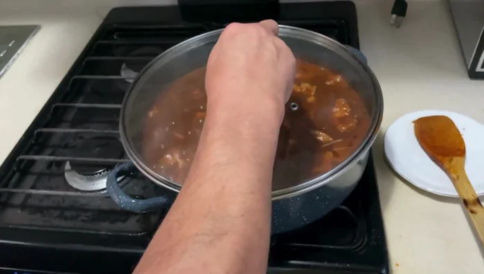 Cocinar a fuego lento durante una hora, hasta que las papas estén cocidas y la salsa espese.