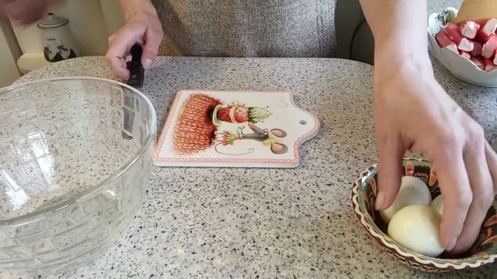 Lavar y cortar la lechuga, el tomate y el pepino en trozos pequeños.