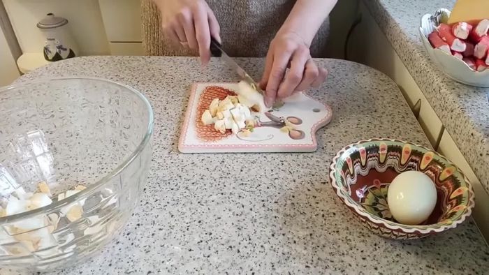 En un recipiente aparte, preparar la salsa mezclando mayonesa, mostaza, zumo de limón, sal y pimienta al gusto.