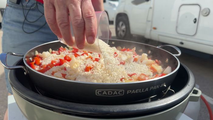 Agregar el arroz y sofreír brevemente.