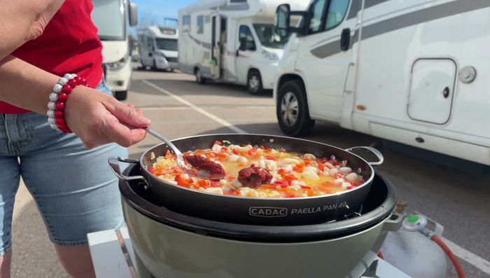 Agregar tomate triturado, pasta de pimentón, caldo de verduras, comino, tomillo, sal y pimienta.