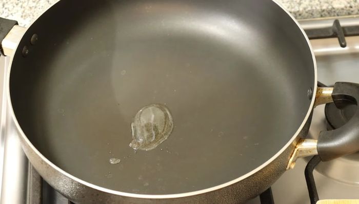 Preparar el aderezo: Sofreír ligeramente cebolla y ajo picados con un mínimo de aceite. Agregar pimienta, comino, sal, orégano y hierbabuena.
