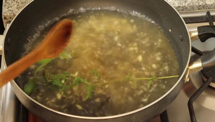 En una olla, llevar el agua a ebullición. Agregar las verduras (excepto la col).
