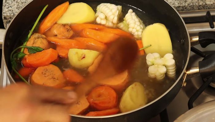 Cocinar las verduras durante 6 minutos. Luego agregar la trucha y la col.