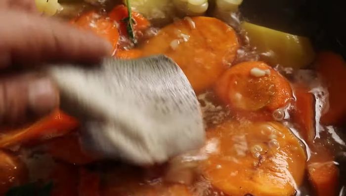 Cocinar la trucha aproximadamente 6-8 minutos más, hasta que esté cocida. Agregar una rama de muña para ayudar con la digestión.