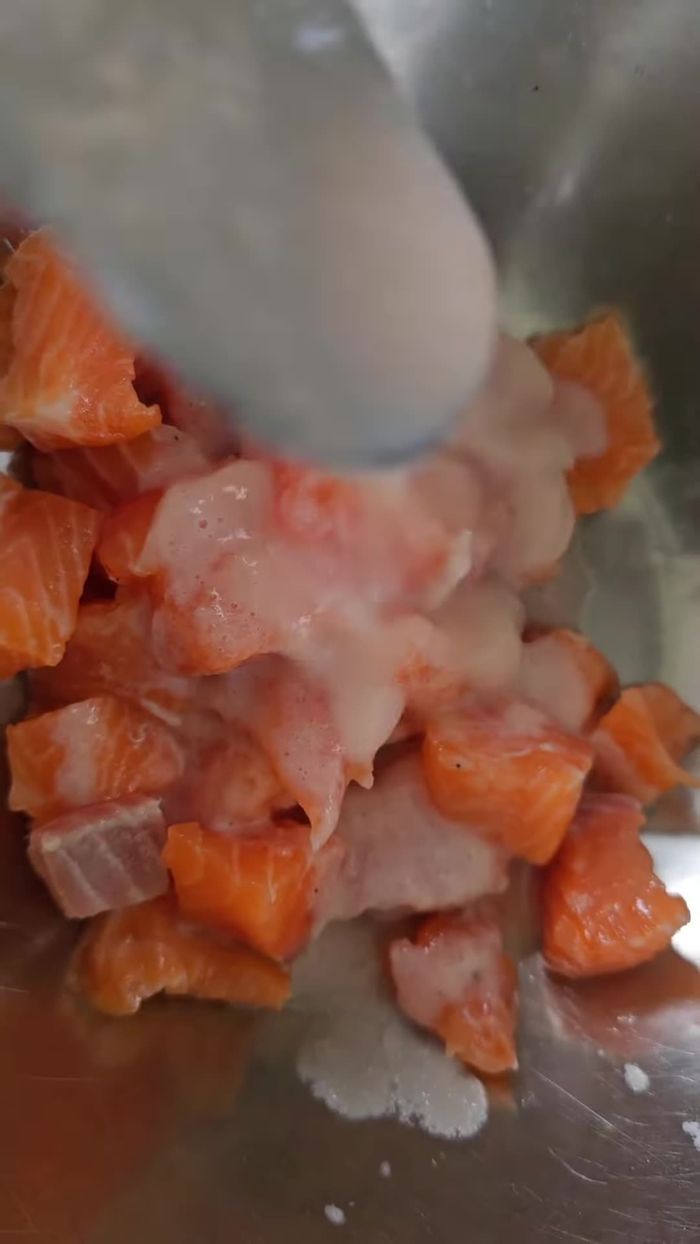 Agregar crema de rocoto blanqueada y ají limo.