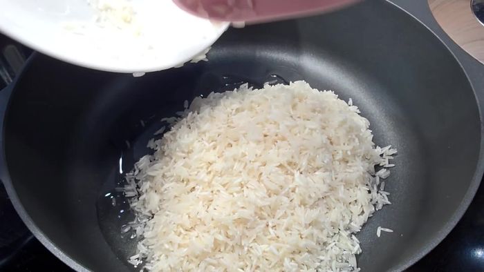 Agregar una cucharada de aceite a la sartén. Añadir un diente de ajo picado y sofreír hasta que suelte su aroma (sin quemar). Retirar el ajo.