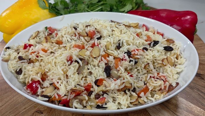 Si es necesario, agregar un poco más de agua. Revisar si el arroz está cocido. Si utilizas arroz de grano largo, debe lucir suelto.