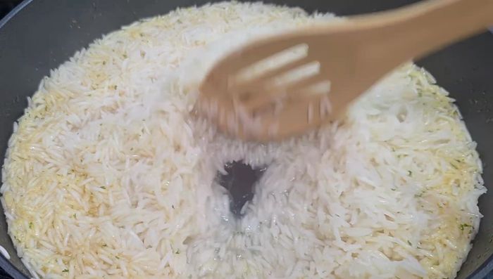 Incorporar 1/4 de cucharadita de consomé de pollo en polvo. Sofreír 2 o 3 minutos más hasta que las verduras estén suaves.