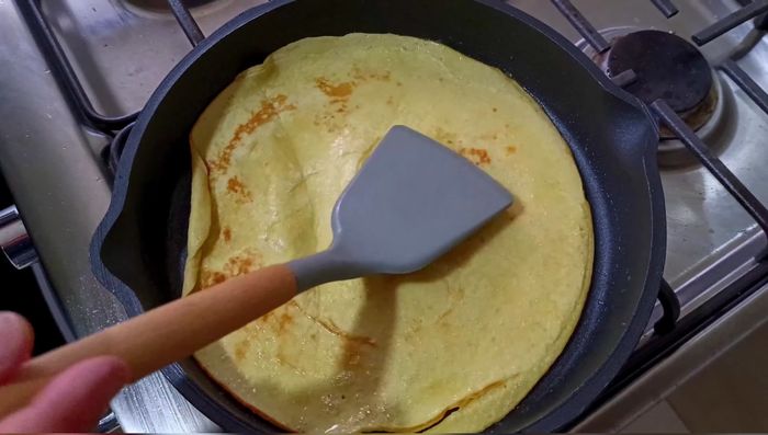 Cocinar hasta que la mezcla se torne firme y se formen burbujas. Darle la vuelta y cocinar por 3 minutos más. Repetir con el resto de la mezcla.