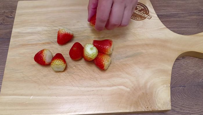 Cortar 4 plátanos en rodajas y 8 fresas en láminas. Reservar.