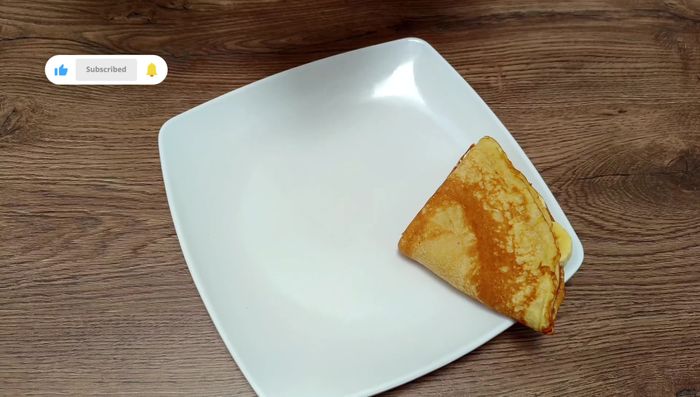Repetir el proceso con los crepes restantes. Decorar con fresas y miel al gusto.