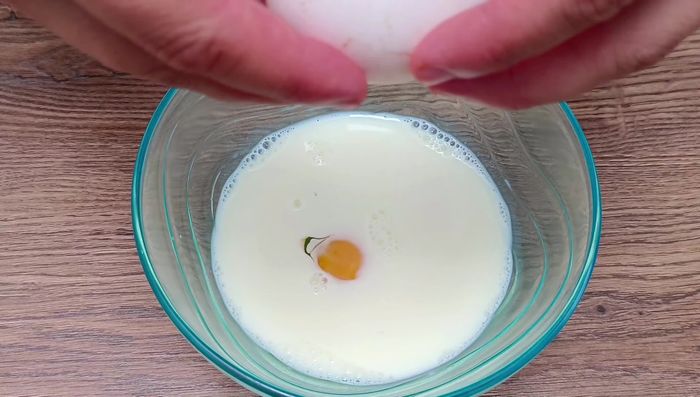 En otro recipiente, mezclar media taza de leche, dos huevos, media taza de agua y dos cucharadas de mantequilla derretida. Batir hasta integrar.