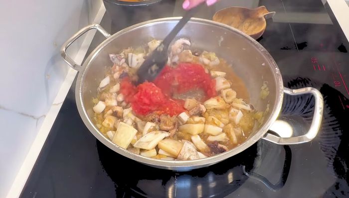 Incorporar el tomate y cocinar a fuego suave durante 10 minutos.