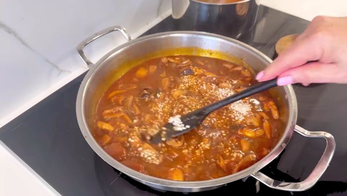 Pasados los 30 minutos, agregar el arroz y remover.