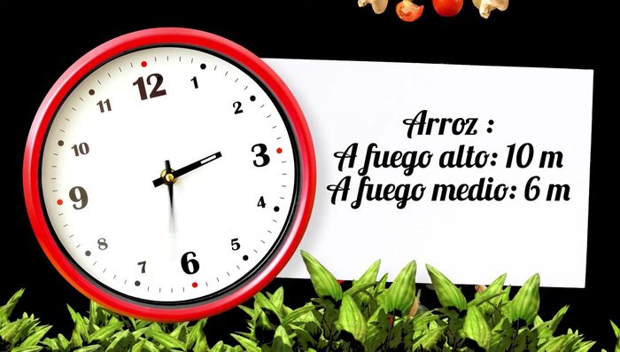 Cocinar el arroz a fuego alto durante 10 minutos, luego a fuego medio durante 6 minutos más, removiendo constantemente.