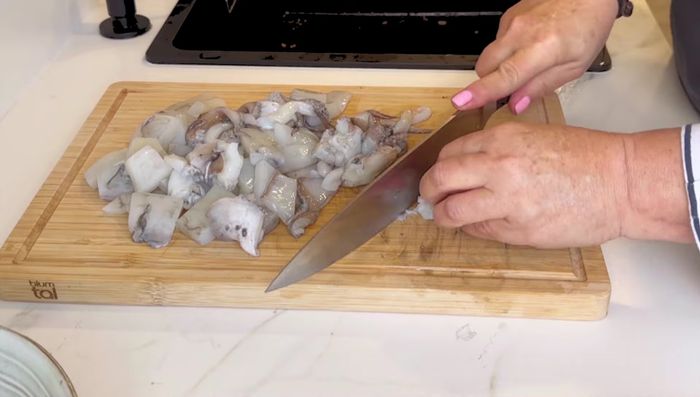 Picar finamente la cebolla y el diente de ajo.