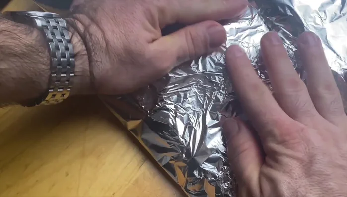 Envolver las costillas con varias capas de papel de aluminio.