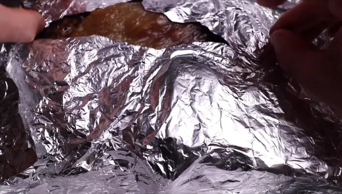 Abrir el papel de aluminio y observar el aspecto de las costillas.