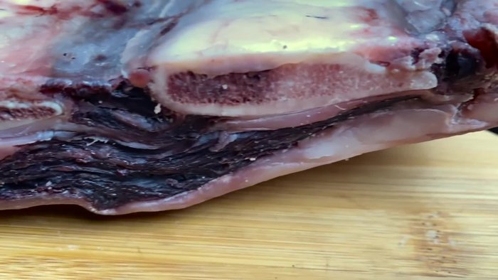Madurar las costillas de vaca durante al menos 45 días en una cámara de maduración. (Observar el aspecto de la carne a lo largo del proceso).