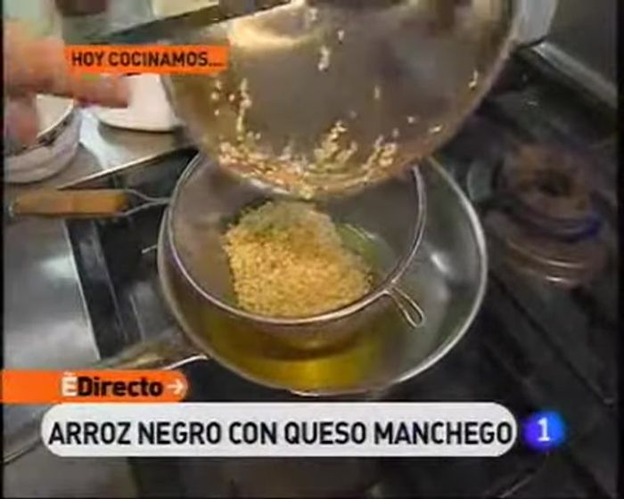 Colar el aceite y reservar el arroz.