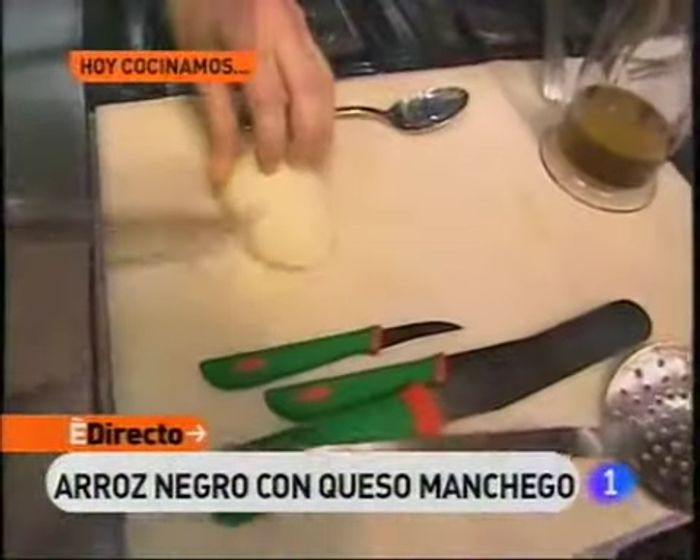 Cortar la cebolla y el pimiento rojo.
