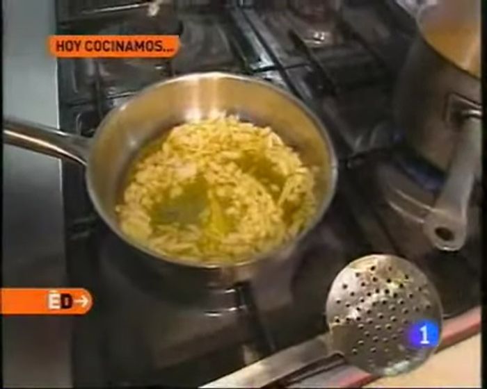 Sofreír la cebolla y el pimiento en la misma sartén.