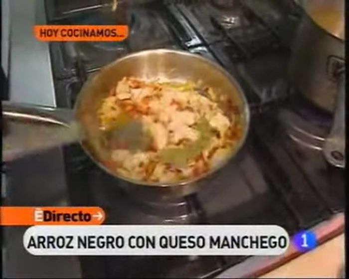 Incorporar el arroz sofrito previamente.