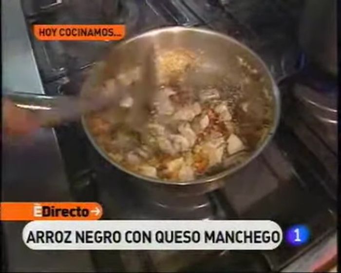 Agregar el caldo de verduras poco a poco, durante unos 20 minutos.