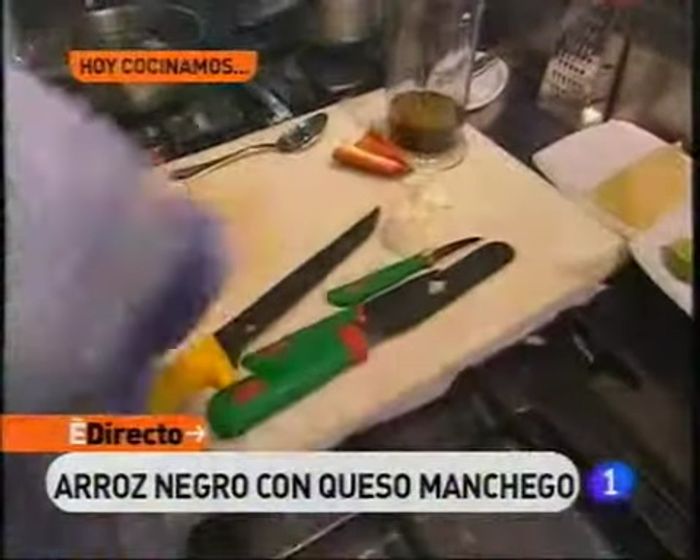 Preparar el aceite de cebollino y lima: macerar cebollino, ralladura de lima y laurel en aceite de oliva durante 12 horas.