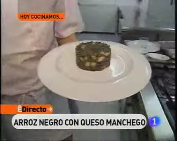 Una vez cocido el arroz, añadir el queso manchego rallado.