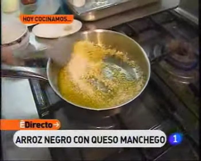 Sofreír el arroz hasta que coja un color opaco.
